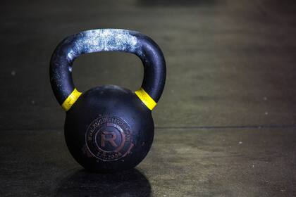Las pesas rusas son elementos que te pueden servir para mejorar tu entrenamiento con las piernas