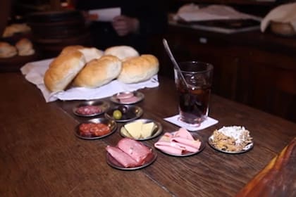 Las picadas con vermut son tradicionales en este bar con 150 años de historia