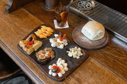 Las picadas son sin dudas el fuerte del bar y el jamón crudo, el producto estrella