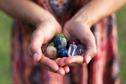 Las piedras preciosas son elementos decorativos que pueden realzar el diseño de un amuleto protector