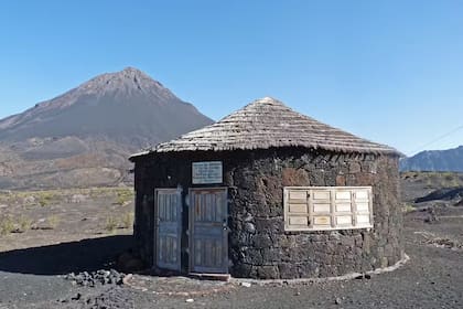 Las piedras volcánicas utilizadas para construir las casas, se volvieron una de las características más notables de la zona
