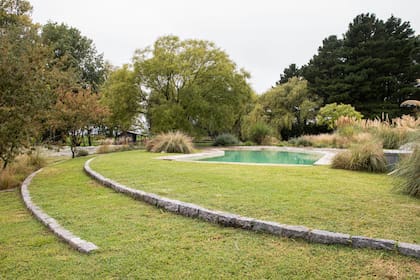 Las piedras y los escalones curvos de granito también definen las terrazas que contienen a la pileta curva propuesta por Brookes. Los canteros toman una paleta gris y azulada: Dichondra argentea, Echinops ritro, Hyssopus officinalis, Iris louisiana violeta, Perovskia atriplicifolia, Scabiosa caucasica, Verbena rigida.