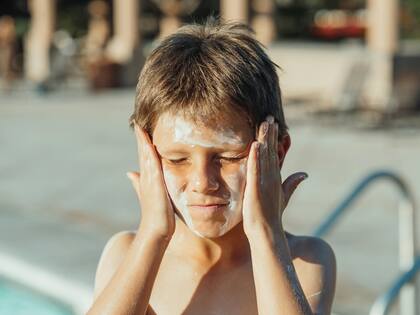 Las pieles más sensibles, como las de los bebés, niños y adultos mayores, son las que más protegidas deben estar contra los rayos solares (imagen ilustrativa)