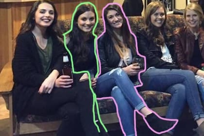 Las piernas de la segunda joven -con la silueta verde- están detrás de la de la primera; la tercera chica está rodeada por la silueta violeta