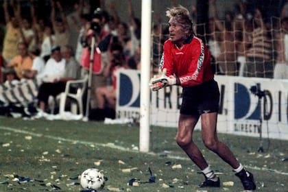 Las piernas flacas, la ropa colorida, el arco y la pelota: Hugo Gatti en toda su dimensión, un jugador distinto