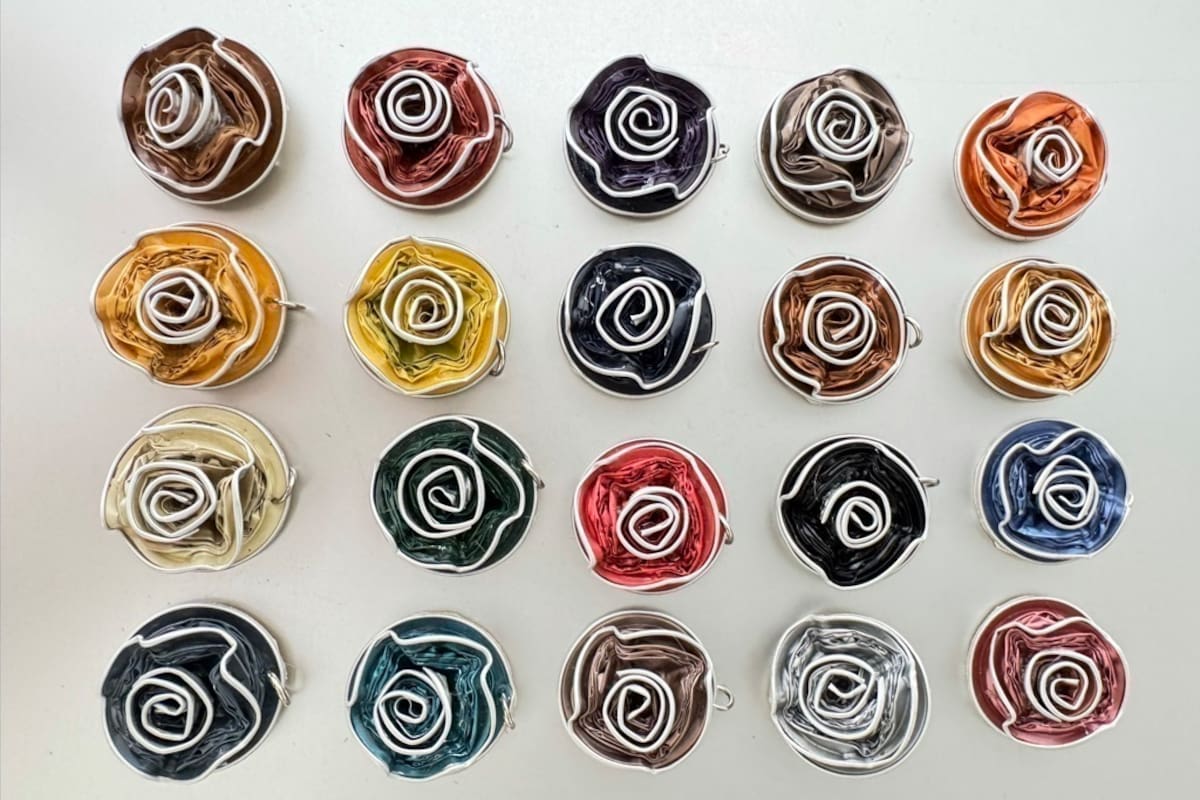 Las piezas de ADNJewelry aprovechan el colorido de las cápsulas de café para crear piezas únicas de diseño de autor