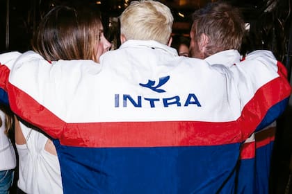 Las piezas de estilo
vintage están
inspiradas en las
chaquetas de los
seleccionados de
fútbol de los años
noventa