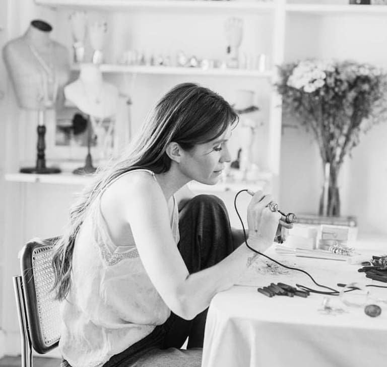 Las piezas de joyería son hechas por Mora en el taller que tiene en su casa de Buenos Aires