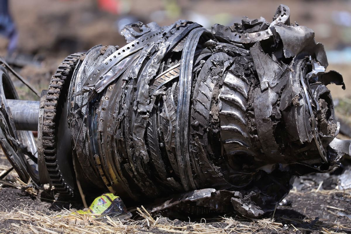 Las piezas del motor del avión se ven en la escena del accidente aéreo del vuelo ET 302 de Ethiopian Airlines, cerca de la ciudad de Bishoftu, al sureste de Addis Abeba, Etiopía, el 11 de marzo de 2019.