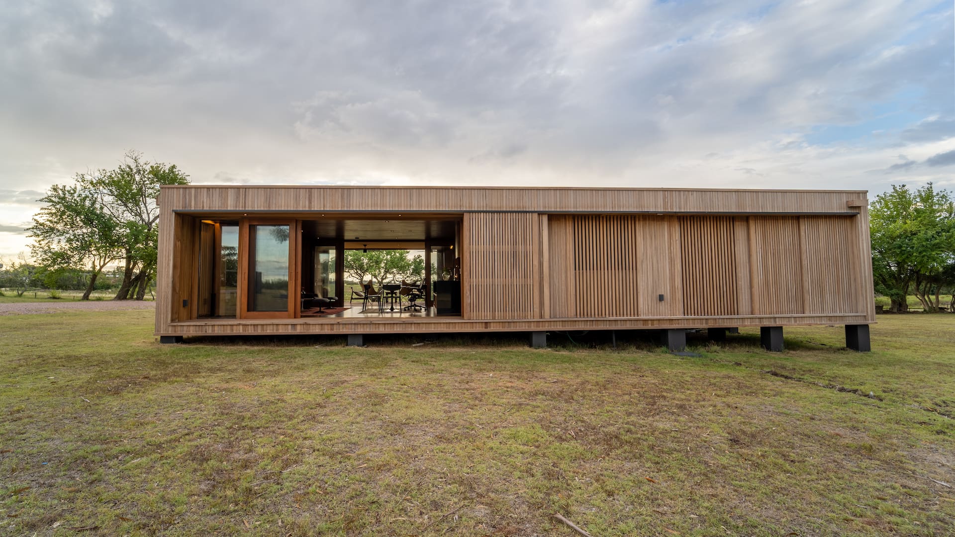 Pedro Melnitzky al frente de su casa añorada. Las piezas modulares son auténticos juegos de encastres, proyectados por el estudio argentino GGYA Arquitectura.