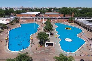 Parques con piletas públicas en CABA: el listado completo para el verano 2026