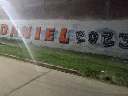 Las pintadas a favor de la candidatura de Scioli, con naranja, el color favorito del precandidato del Frente de Todos