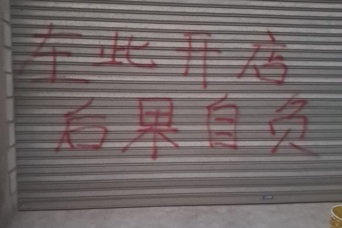 Las pintadas amenazantes, hechas con aerosol rojo
