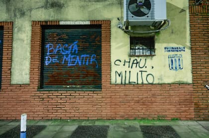 Las pintadas en la previa del partido de Racing Club vs Banfield, contra el presidente Gabriel Milito y la comisión directiva, en el Pasaje Deseado al 800 a una cuadra del estadío Juan Domingo Perón