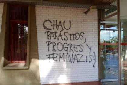 Las pintadas en la sede de la Facultad de Ciencias Políticas y Sociales de la UNCuyo aparecieron esta madrugada