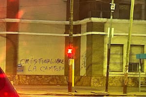 El intendente de Lanús denuncia “campaña sucia” ante pintadas de “Cristina Libre” con la firma de La Cámpora