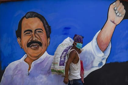 Coronavirus: las pintadas en las calles de Nicaragua eran el único lugar en el que los habitantes podían ver al presidente Daniel Ortega, que se volvió a mostrar en público después de 34 días desaparecido y dijo que el Covid-19 es una señal de Dios
