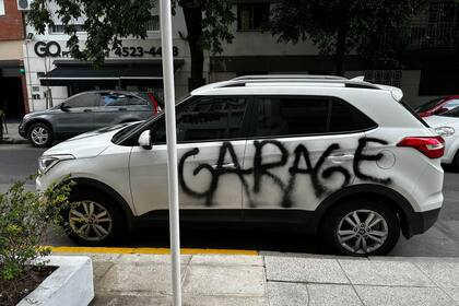 Las pintadas ocuparon todo el lateral del vehículo