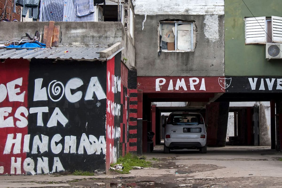 Las pintadas recuerdan a Pimpi Caminos, el fallecido aliado de Los Monos
