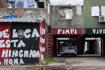 Las pintadas recuerdan a Pimpi Caminos, el fallecido aliado de Los Monos