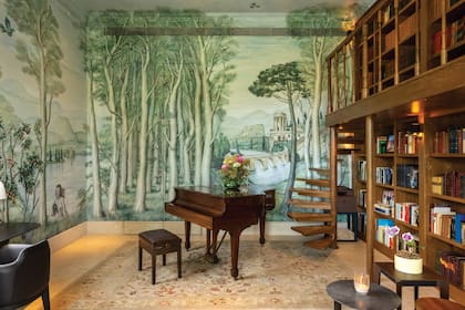 Las pinturas de las paredes y del techo –que recrean un paisaje de la Roma antigua con los característicos pinos– fueron realizadas por el artista Ricardo Cinalli, que se instaló semanas en la casa para realizar la obra.