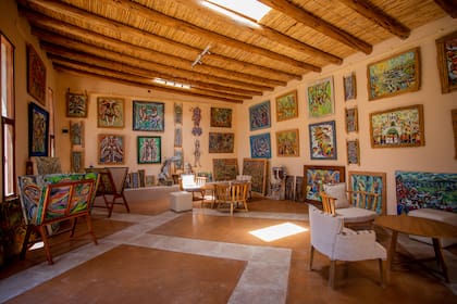 Las pinturas de Rémy se exhiben en su taller, lleno de luz.