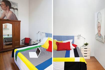 Las pinturas, firmadas por Cristina, son retratos de sus hijos Mateo y Azul. Cubrecama (Ikea París), almohadones (Arredo) y respaldo hecho con tela a rayas colgando de un barral.