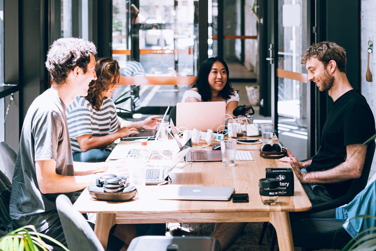 Las pirámides de las organizaciones empiezan a generar capas que no tienen otro propósito que introducir jerarquías, que ayudan a promover a unos empleados para complacerlos y mantenerlos motivados