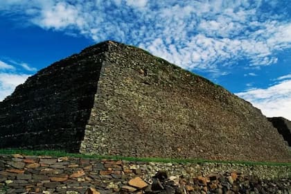 Las pirámides que se alzaban eran singularmente redondas y estaban hechas de piedra volcánica