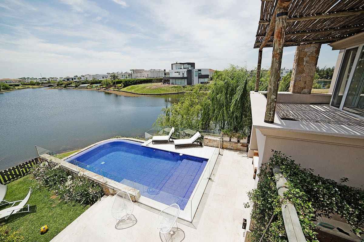 Las piscinas dejaron de estar aisladas y se conectan con la propuesta arquitectónica; dónde ubicarla y las últimas tendencias en diseño, colores y materiales; claves para potenciar su efecto visual