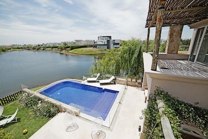 Las piscinas dejaron de estar aisladas y se conectan con la propuesta arquitectónica; dónde ubicarla y las últimas tendencias en diseño, colores y materiales; claves para potenciar su efecto visual