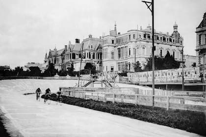 Las pistas del Club Ciclístico Italiano en el Belvedere, junto al Palacio Dose, que apenas asoma a la derecha.