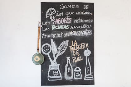 Las pizarras con frases hacen a la esencia de la pulpería.