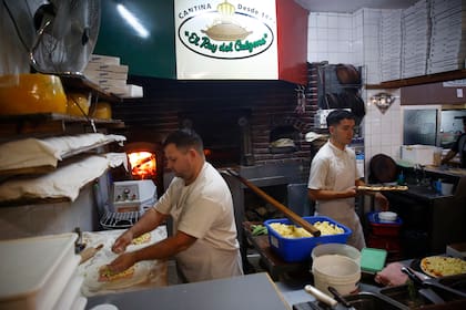 Las pizzas, otro fuerte del lugar, siempre en el horno de leña