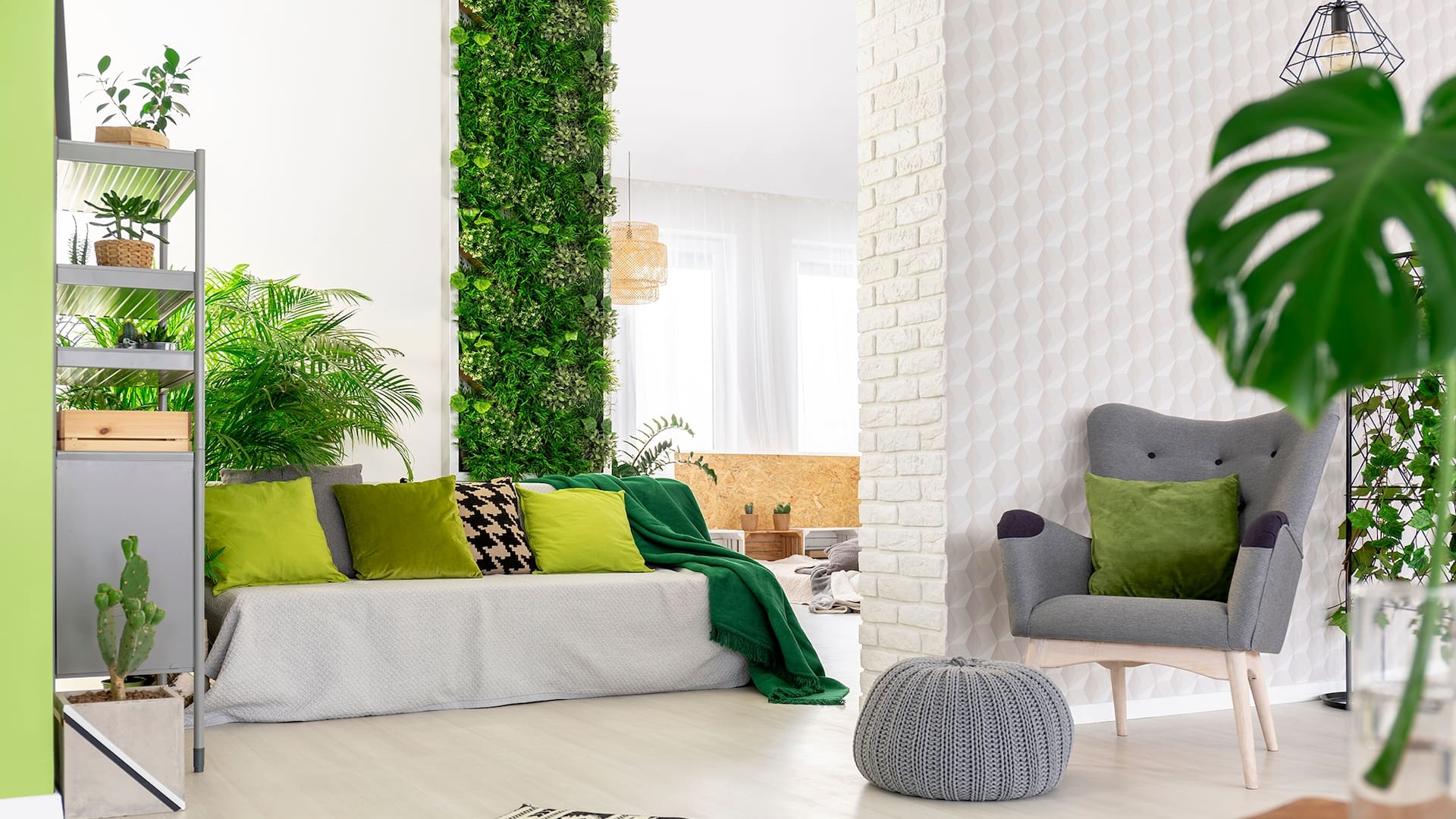 Las plantas naturales y un jardín vertical en un living dan sensación de frescura