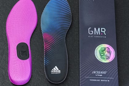 Las plantillas se vinculan vía Bluetooth con un smartphone para registrar los movimientos y comprobar que el jugador cumplió con los desafíos propuestos