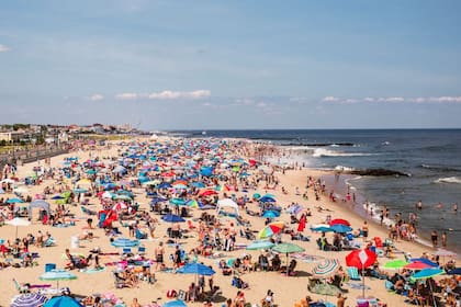 Las playas de Asbury Park se caracterizan por su arena fina y aguas claras, que permiten nadar y realizar deportes acuáticos (Archivo)