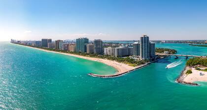 Las playas de Bal Harbour y Surfside figuran entre las más exclusivas, bordeadas de hoteles de lujo.