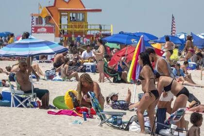 Las playas de Miami comenzaron a reabrirse con el verano y la situación empeoró