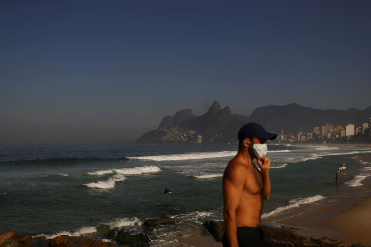 Las playas de Rio de Janeiro fueron abiertas para practicar deportes y caminatas