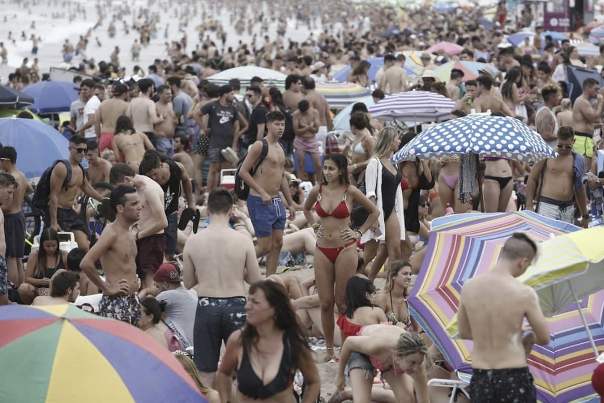 Las playas del centro de Mar del Plata, ayer, estaban repletas