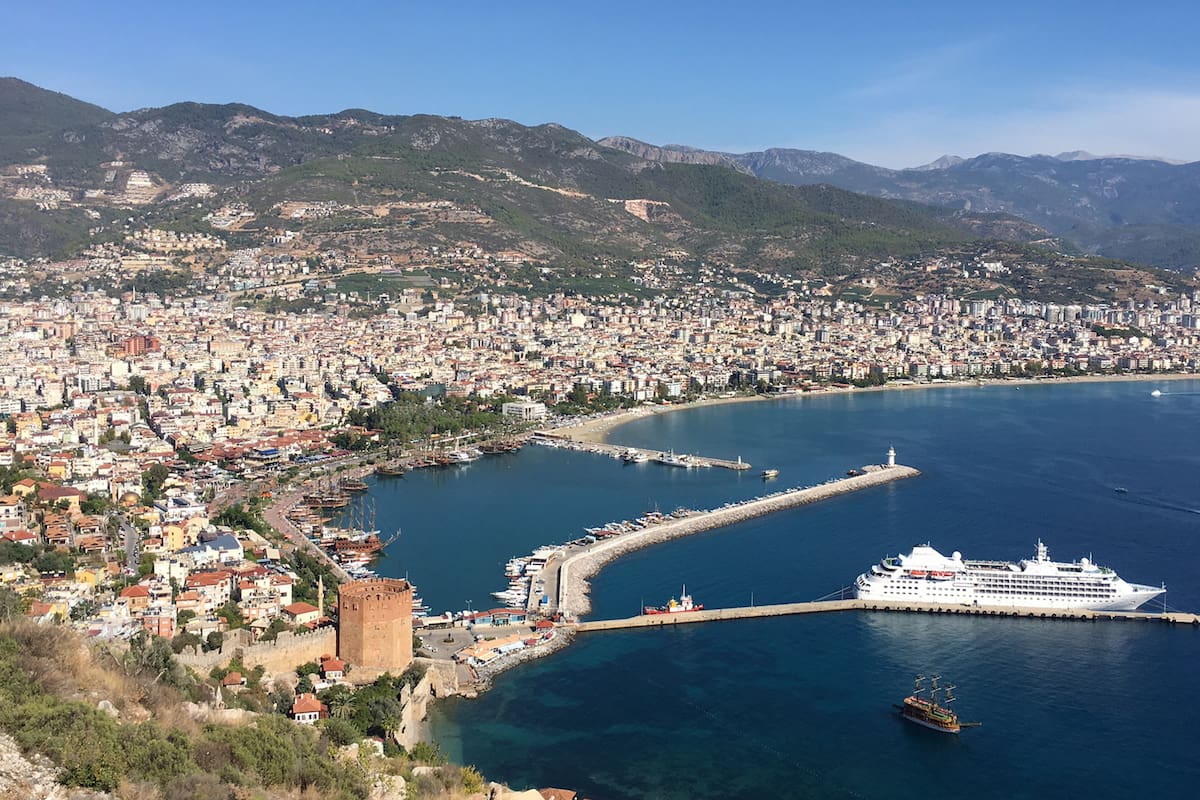 Las playas, el clima cálido y los precios accesibles han convertido a Alanya, en Turquía, en un imán para turistas, en especial escandinavos sedientos de sol