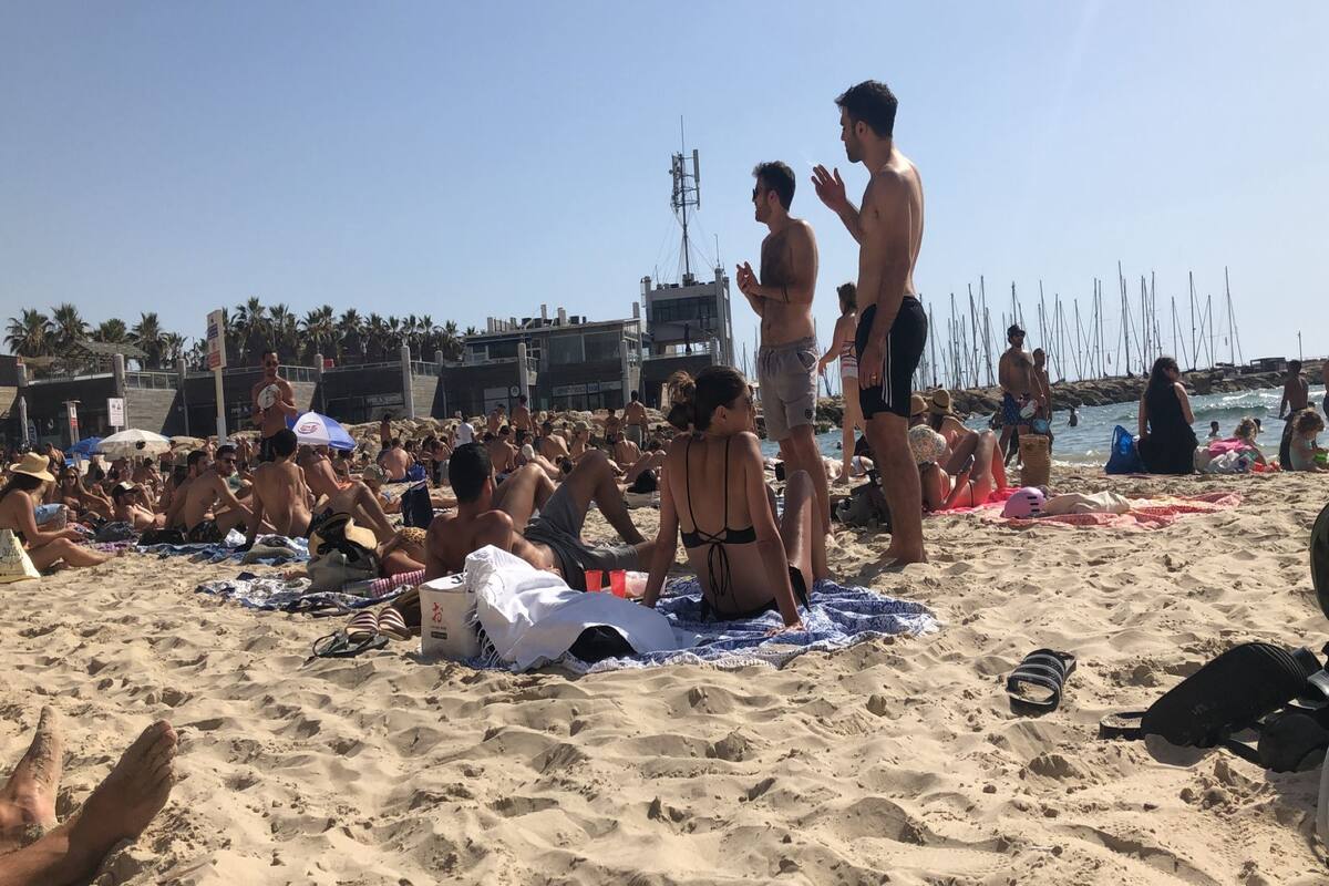 Las playas llenas de gente tras el cese de las tensiones en Tel Aviv