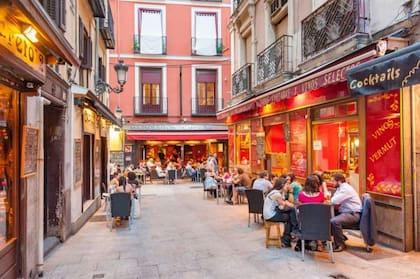 Las plazas de estacionamiento se limitarán en función de las comunicaciones en transporte público de cada zona