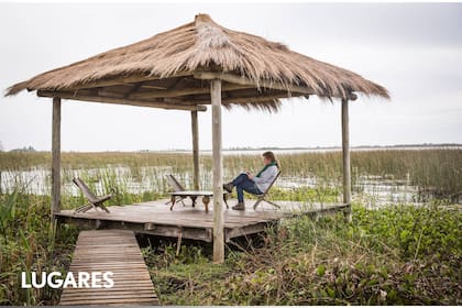 Las posadas del pueblo tienen decks privados sobre la laguna Iberá
