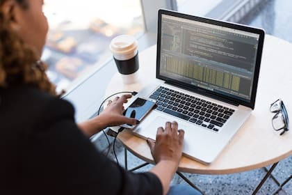 Las postulaciones de mujeres en el sector aumentaron 8 puntos entre 2018 y 2021: en el tercer trimestre de 2018 representaban un 24,1% y en el de 2021, un 32,2%; sin embargo, este porcentaje es menor al del mercado general, donde el 49,6% de las aplicaciones a los avisos son realizadas por mujeres