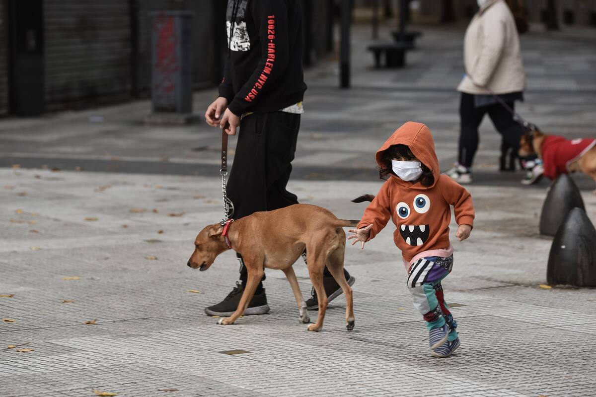 Las precauciones sanitarias cambiarán el modo de habitar las calles; aquí una peatonal porteña.