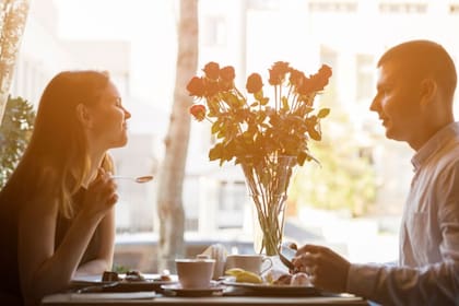 Las preguntas ideales para hacer en una primera cita romántica