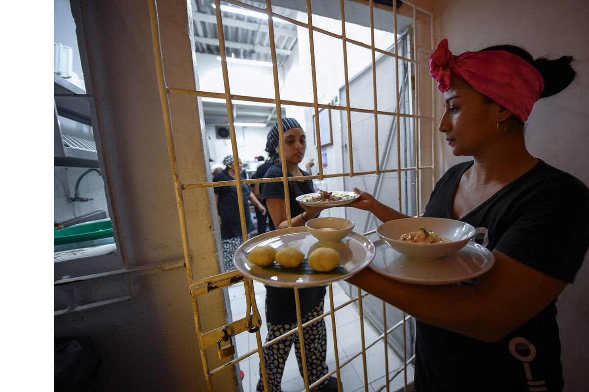 Las presas trabajan en el restaurante Interno en la cárcel de San Diego en Cartagena