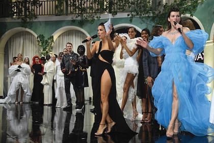 Las presentadoras de la subasta. Eva Longoria, muy sensual con un entallado vestido con estratégicos cut outs firmado por Mônot y sandalias Moon Crystal Sandal 105 de Aquazzura. Milla Jovovich lució un voluminoso traje celeste que remitía a las olas del mar. Una creación con una larga cola que combinó con joyas de Messika Paris.